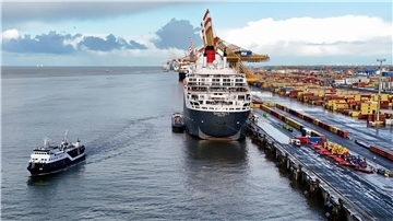 Die „Queen Mary 2“ legt statt in Hamburg in Bremerhaven an. Das Partyschiff „Koi“ hat den Transfer in die Stadt übernommen.
