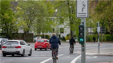 Die Querung der Kreuzung Cherbourger/Wurster Straße soll durch ein neues Schild für Radfahrer sicherer werden.