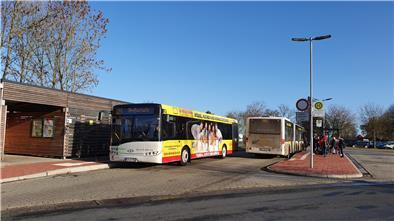 Die Rad- und Bus-Station an der Moor-Therme ist Dreh- und Angelpunkt des (ÖPNV) in Bad Bederkesa.