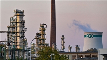Die Raffinerie in der Uckermark im Nordosten von Brandenburg versorgt große Teile des Nordostens Deutschlands mit Treibstoff.