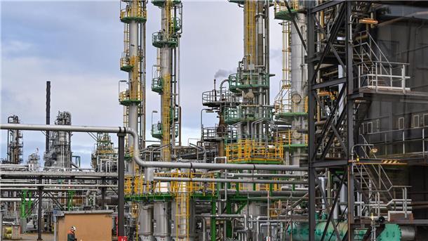 Bund setzt auf Rückzug von Rosneft aus deutschen Raffinerien Die Raffinerie in Schwedt in der Uckermark im Nordosten von Brandenburg versorgt große Teile des Nordostens Deutschlands mit Treibstoff. Sie gehört mehrheitlich zwei Töchtern des russischen Staatskonzerns Rosneft, die aber unter Treuhandverwaltung des Bundes stehen.