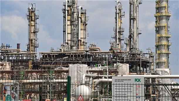 Die Raffinerie PCK in Schwedt soll künftig über die Häfen Rostock und Danzig versorgt werden.