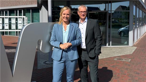 Geplante Fusion: Das sagen die Vorstände der Raiba Varel-Nordenham Das Foto zeigt die Vorstände der Raiffeisen-Volksbank Varel-Nordenham vor der Zentrale in Varel. Die Raiba will mit zwei weiteren Banken fusionieren.
