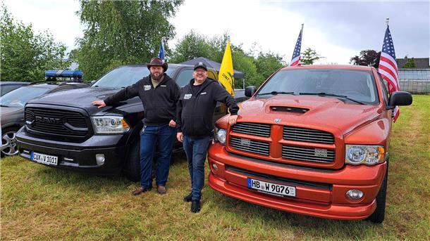 Die coolen Karren der Cuxhaven Car Community: Auto-Fans trotzen Regen Die Ram RAM Crew Elbe-Weser-Dreieck: Stefan Bothmann (l.) und Chris Witzke mit ihren XXL-Trucks.