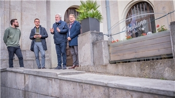 Die Rampe draußen, zwischen Großem und Kleinem Haus, führt nur bis ins Foyer - dann ist die Theaterwelt für gehbehinderte Menschen zu Ende. Nun tüfteln alle an einer baulichen Lösung für einen Aufzug drinnen: Harm-Dirk Feldmann (technischer Leiter), Kulturstadtrat Michael Frost, Sozialstadtrat Uwe Parpart und Theater-Intendant Lars Tietje. Foto: Hartmann