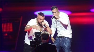 Die Rapper Kollegah (l.) und Farid Bang treten bei der 27. Verleihung des Deutschen Musikpreises Echo auf.