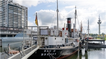 Blick auf das Museumsschiff Rau IX