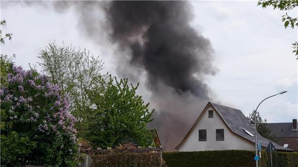 Nach Brand in Dorum: Polizei bestätigt Verdacht, dass Vater der Brandstifter war Die Rauchwolke steht über dem Haus.