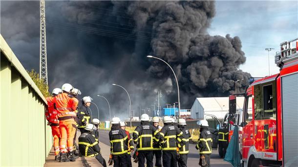 Größtes Feuer auf Gelände in Hamburger Hafen gelöscht Die Rauchwolke war weithin zu sehen mehr als 20 Stunden nach Ausbruch des Feuers waren die Brandgase in der Stadt zu riechen.