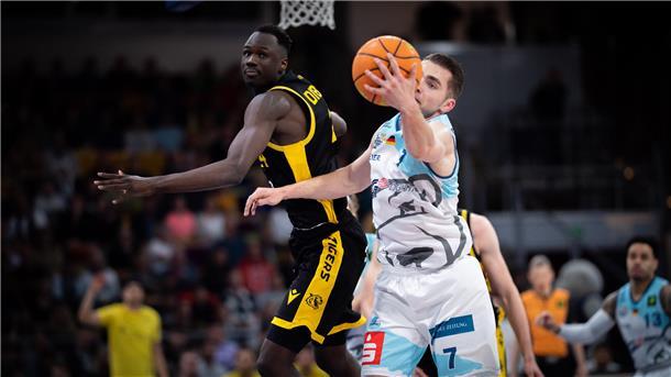 Die Rebounds werden wieder eine wichtige Rolle spielen. In Spiel zwei schnappte sich Adrian Breitlauch den Ball vor Tübingens Bakary Dibba (links).