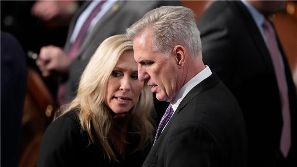 US-Repräsentantenhaus vertagt weitere Chefposten-Abstimmung Die Rechtsaußen-Abgeordnete Marjorie Taylor Greene spricht im Plenarsaal mit Kevin McCarthy.