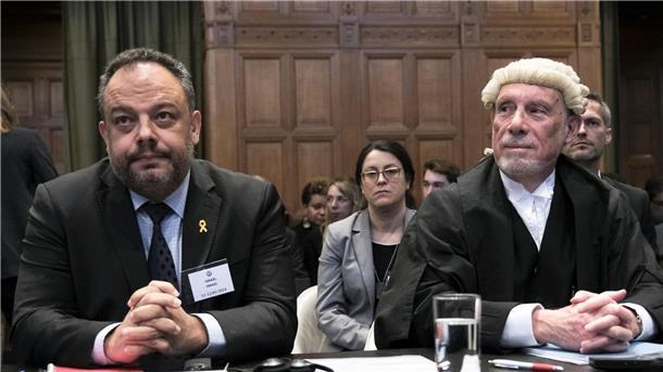 Die Rechtsberater des israelischen Außenministeriums, Tal Becker (l) und Malcolm Shaw, bei der Eröffnung der Anhörungen am Internationalen Gerichtshof.