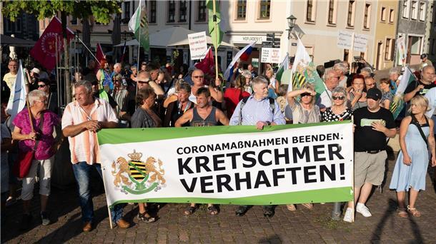 Die rechtsextreme Kleinstpartei „Freie Sachsen“ war mit ein paar Dutzenden Anhängern unter anderem mit einem Plakat und der Aufschrift „Kretschmer verhaften“ aufmarschiert.