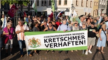 Die rechtsextreme Kleinstpartei „Freie Sachsen“ war mit ein paar Dutzenden Anhängern unter anderem mit einem Plakat und der Aufschrift „Kretschmer verhaften“ aufmarschiert.