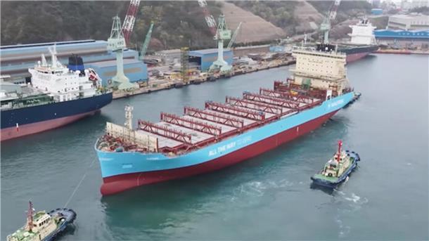 Die Reederei Maersk hat das erste Methanol-Feederschiff zu Wassergelassen.