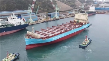 Die Reederei Maersk hat das erste Methanol-Feederschiff zu Wassergelassen.