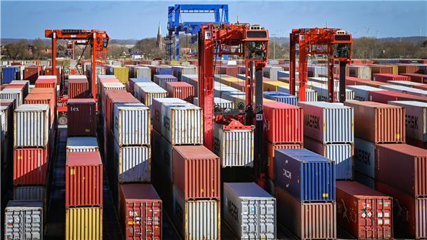 Die Reederei Maersk steuert vorerst keine russischen Häfen mehr an, und auch die BLG nimmt keine Fracht mehr für Russland an.
