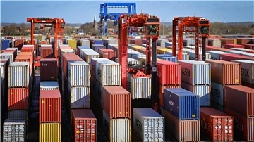 Die Reederei Maersk steuert vorerst keine russischen Häfen mehr an, und auch die BLG nimmt keine Fracht mehr für Russland an.