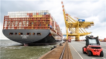 Containerschiff legt an der Stromkaje an.