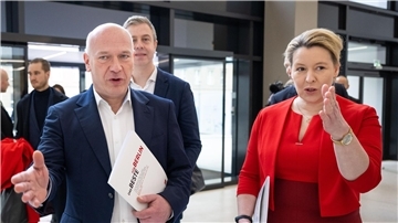 Die Regierende Bürgermeisterin Franziska Giffey (r.) und der Berliner CDU-Chef Kai Wegner.