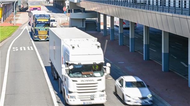 Schwerlastverkehr auf der Columbusstraße.