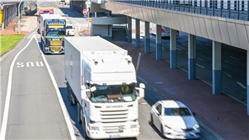 Schwerlastverkehr auf der Columbusstraße.