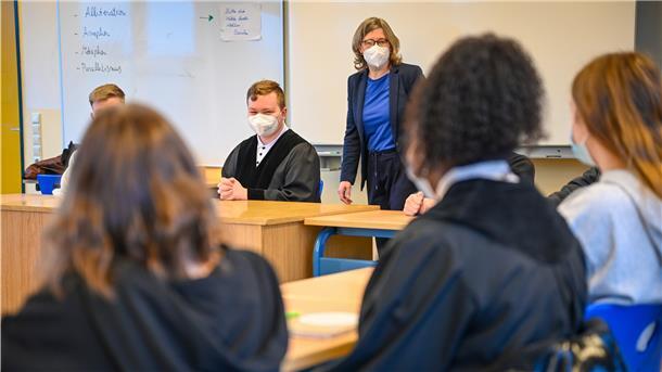 Die Reihe „Recht macht Schule“ beim Auftakt in der Gutenbergschule. Sean Grotheer sitzt neben der „echten“ Landgerichtsrichterin Gesa Kasper (stehend).