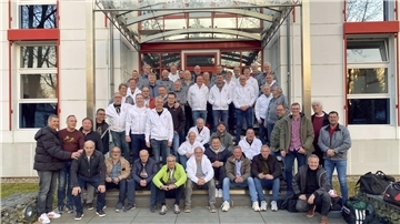 Die Reisegruppe aus dem Norden vor der Geschäftsstelle des FC Bayern München in der Säbener Straße.