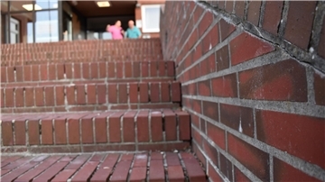 Die reparaturbedürftige Rodenkircher Rathaustreppe aus Klinkersteinen soll nun nicht umfassend erneuert werden, aber schadhafte Stellen sollen neu verfugt werden. Foto Schnieder