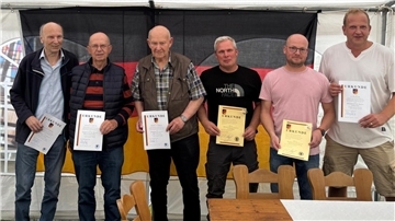 Gruppenfoto mit sechs Herren. Die Reservistenkameradschaft Tarmstedt feierte ihr 45-jähriges Bestehen mit Sommerfest, Ehrungen und vielen Gästen im „Dicken Holz“. Geehrt wurden (von links) Christian Schnakenberg, Horst Bock, Hans Hermann Kahrs, Hans Peter Sass, Henrik Schnackenberg und Torben Sass.