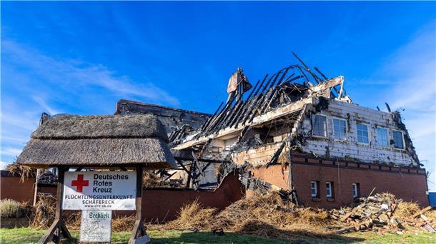 Ermittlungen laufen nach Brand in Flüchtlingsunterkunft Die Reste des abgebrannten Hotelgebäudes in dem Geflüchtete aus der Ukraine untergebracht waren.