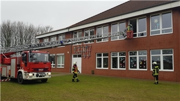 Die Rettung von Kindern aus den Klassenräumen war Schwerpunkt der Übung an der Grundschule Klein Meckelsen.