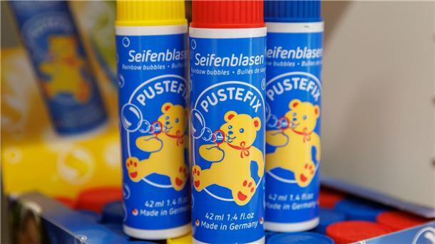 Die Rezeptur für die Seifenblasen von Pustefix sei streng geheim, sagt der Chef. Wasser sei natürlich drin und Seife. „Und ein Verdickungsmittel, um die Seifenblasen entstehen zu lassen.“