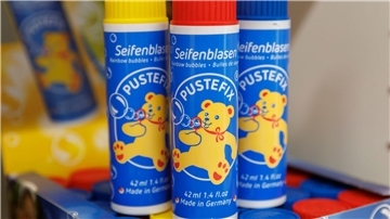 Die Rezeptur für die Seifenblasen von Pustefix sei streng geheim, sagt der Chef. Wasser sei natürlich drin und Seife. „Und ein Verdickungsmittel, um die Seifenblasen entstehen zu lassen.“