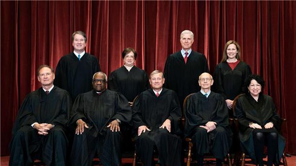 Supreme Court widerspricht kontroverser Theorie zu Wahlrecht Die Richterinnen und Richter des Obersten Gerichtshofs in den USA (vorne: l-r, hinten: l-r): Samuel Alito , Clarence Thomas, John Roberts, Stephen Breyer, Sonia Sotomayor, Brett Kavanaugh, Elena Kagan, Neil Gorsuch und Amy Coney Barrett.