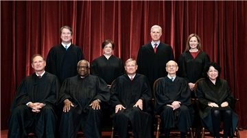 Die Richterinnen und Richter des Obersten Gerichtshofs in den USA (vorne: l-r, hinten: l-r): Samuel Alito , Clarence Thomas, John Roberts, Stephen Breyer, Sonia Sotomayor, Brett Kavanaugh, Elena Kagan, Neil Gorsuch und Amy Coney Barrett.