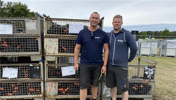 Die riesigen roten Generatoren neben der Bühne sorgen für den nötigen Strom. Kai Haselhorst, einer von zwei Elektro-Chefs, behält während des Festivals den Überblick.