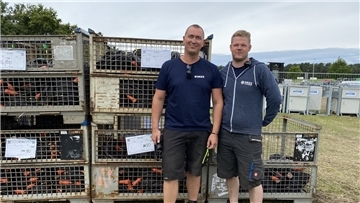 Die riesigen roten Generatoren neben der Bühne sorgen für den nötigen Strom. Kai Haselhorst, einer von zwei Elektro-Chefs, behält während des Festivals den Überblick.