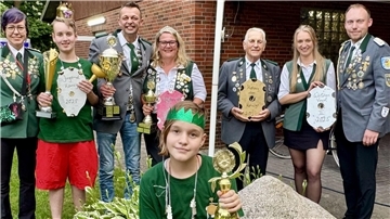 Eine Gruppe Schützen hat sich zum Foto aufgestellt