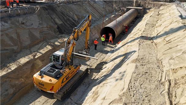 Bilderstrecke von der A27-Baustelle: Die besten Fotos der Woche Die Rohrelemente werden in die Baugrube einpasst.