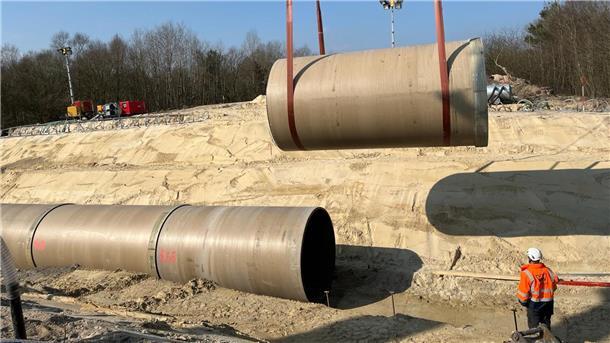 Bilderstrecke von der A27-Baustelle: Die besten Fotos der Woche Die Rohrelemente werden mit einem Autokran in die Baugrube herabgelassen.
