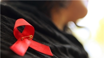 Die rote Schleife ist ein Symbol der Solidarität mit Menschen, die Aids haben oder HIV-infiziert sind.