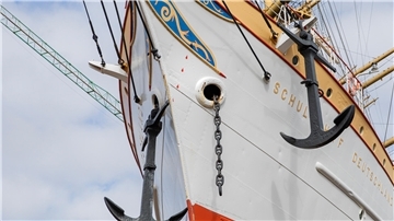 Rote Tränen am Bug eines Schiffes: Die Tränen der "Schulschiff Deutschland" geben ein Rästel auf.