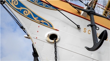 Segelschiff Bug. Die roten Tropfen am Bug geben Rätsel auf – wir haben die Lösung.