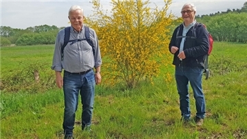 Die Ruheständler Heinz Mehrkens (links) und Martin Grubert unterwegs auf einem der 24 Nordpfade im Landkreis Rotenburg, die sie alle gemeinsam gemeistert haben.