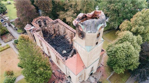 Nach Kirchenbrand in Sachsen: Gemeinde baut neues Gotteshaus Die Ruine der evangelischen Stadtkirche in Großröhrsdorf nach dem Großbrand.