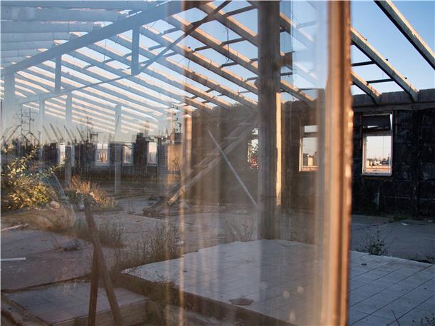 Kennen Sie diese traumhaften Fotospots in Bremerhaven? Die Ruine wirkt mit den offenen Dachbalken wie ein Skelett und ist ein Paradies für Fotografen.