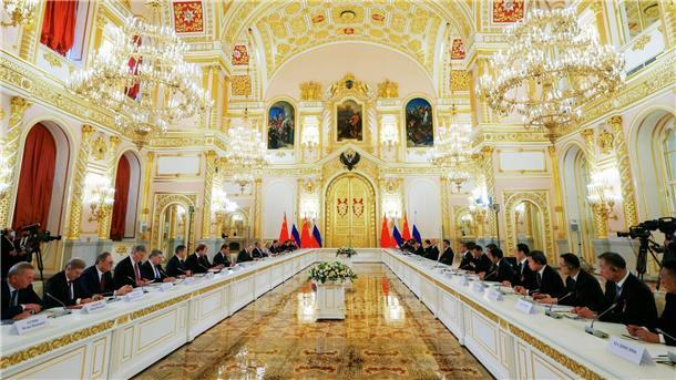 Die russische und die chinesische Delegation während ihrer Gespräche im Kreml.