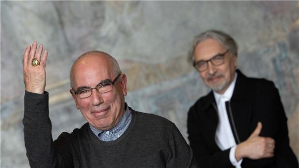 Kaiserring an zwei Künstler aus Russland verliehen Die russischen Künstler und Preisträger Yuri Albert (l) und Vadim Zakharov freuen sich bei der Verleihung des Kaiserrings.