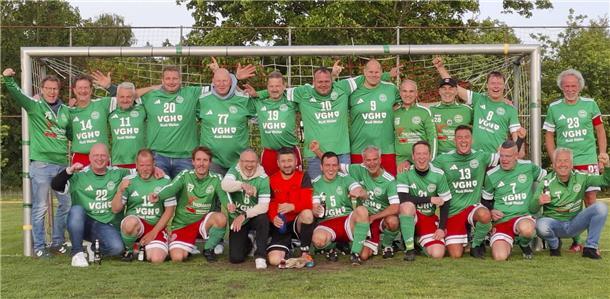 Die S40-Fußballer des Bremervörder SC feiern die Meisterschaft in der Kreisliga Nord. Im letzten Spiel gegen die SG Hesedorf/Bevern siegte das Team zum Abschluss mit 7:0. Bilanz aus 14 Partien: zehn Siege, drei Remis und nur eine Niederlage.